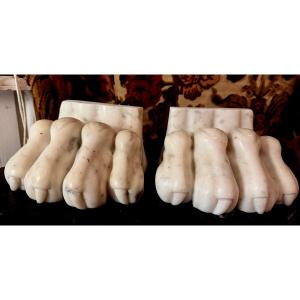 Paire d'ornementales et puissantes pattes de lion en marbre de Carrare blanc sculptées & polies
