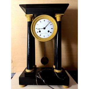 Sobre Pendule Portique marbre de Carrare noir d'époque Premier Empire colonnes & cadran émaillé