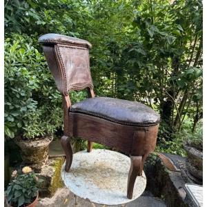 Eclectique siège de commodité d'époque Louis XV en bois fruitier dessus croute cuir , bac zinc
