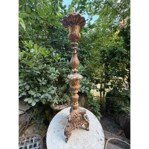 Grand Elégant Pique cierge en bois sculpté doré patiné d'époque XVIIIème de style Louis XV