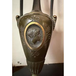 Paire de bougeoirs hauts, bronze patiné a profils d'Antiques pieds en marbres bicolores XIXème