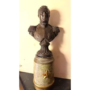Buste fonte de fer début XIXème du" Général Buonaparte ",sur socle tambour étoilé en serpentine