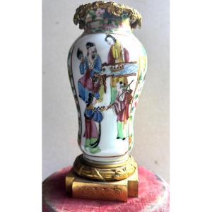 Joli Vase Canton Famille Verte élégamment décoré monture bronzes dorés soignée ciselée N. III