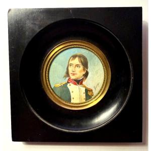 Fine miniature sur ivoire bien encadrée du XIXème du Jeune Officier Bonaparte signée Ausay