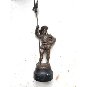  Fine Statuette d'un garde de la Renaissance a la hallebarde  métal patine bronzée Napoléon III