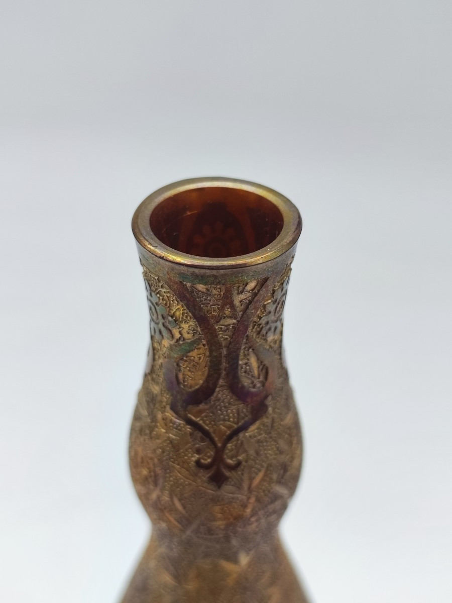 Amédée de CARANZA - Vase soliflore en verre gravé à l'acide à décor de fleurs à reflet irisé-photo-3