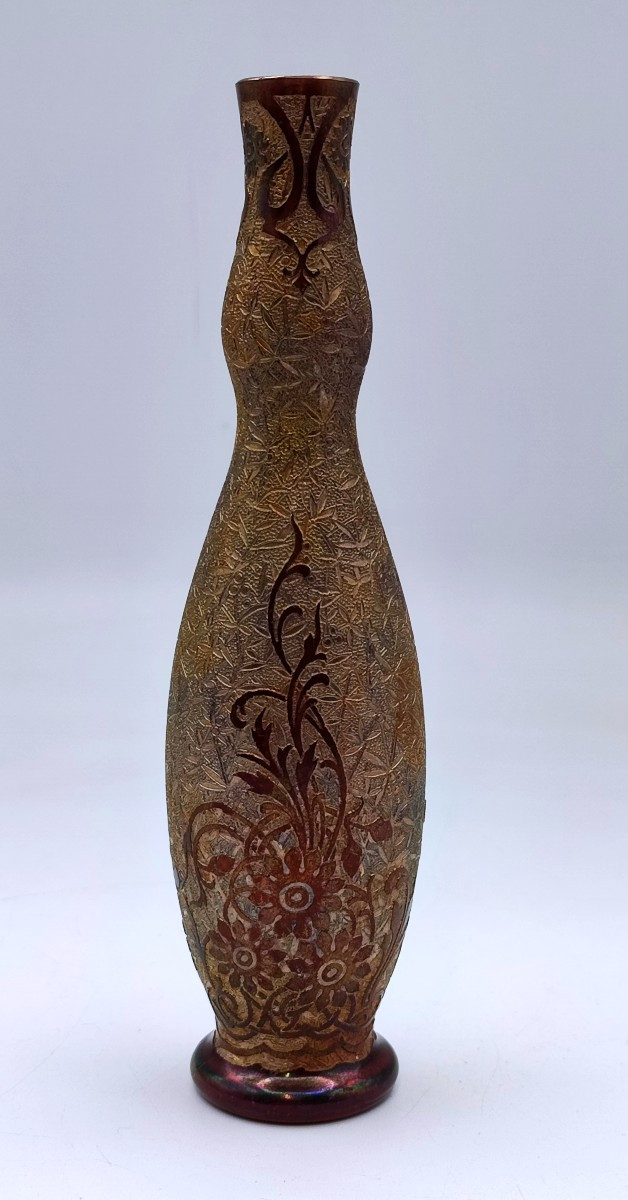 Amédée de CARANZA - Vase soliflore en verre gravé à l'acide à décor de fleurs à reflet irisé