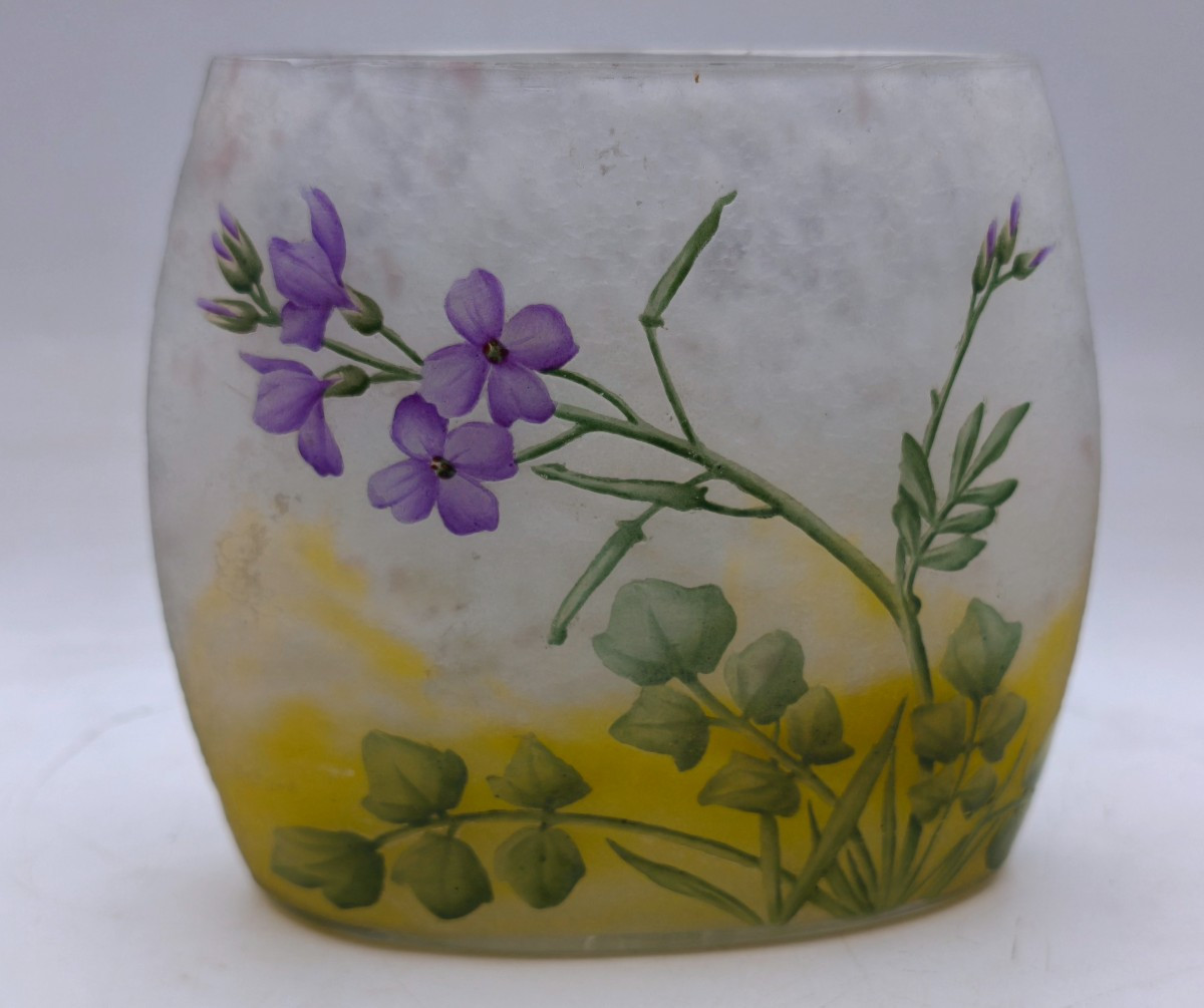 Daum - Vase de forme oreiller gravé émaillé à décor de violette africaine -photo-2