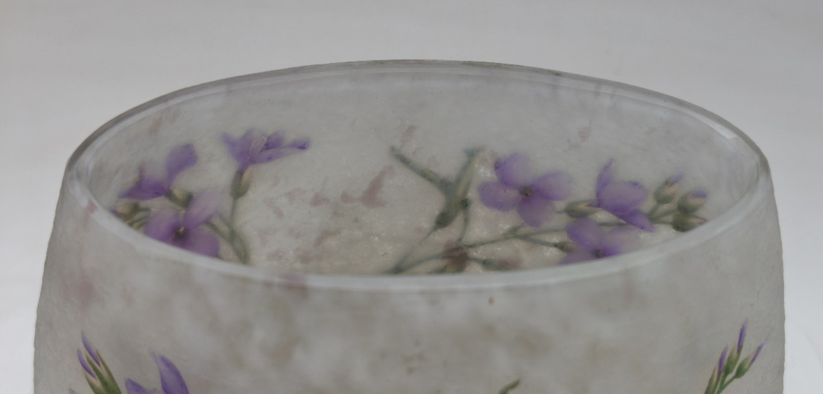 Daum - Vase de forme oreiller gravé émaillé à décor de violette africaine -photo-3