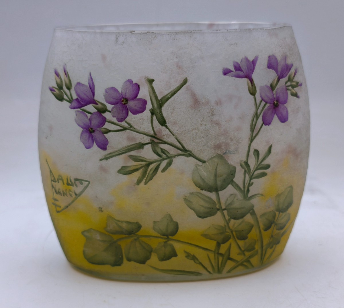 Daum - Vase de forme oreiller gravé émaillé à décor de violette africaine 