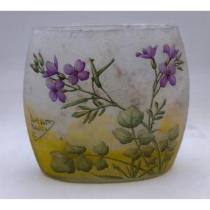Daum - Vase de forme oreiller gravé émaillé à décor de violette africaine