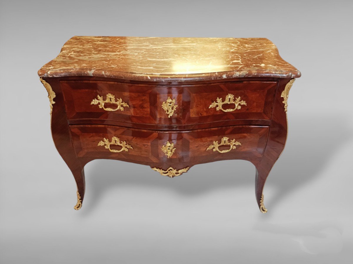 Commode Galbée Marquetée Ouvrant à Deux Tiroirs, Dessus De Marbre Rouge Royal.-photo-2