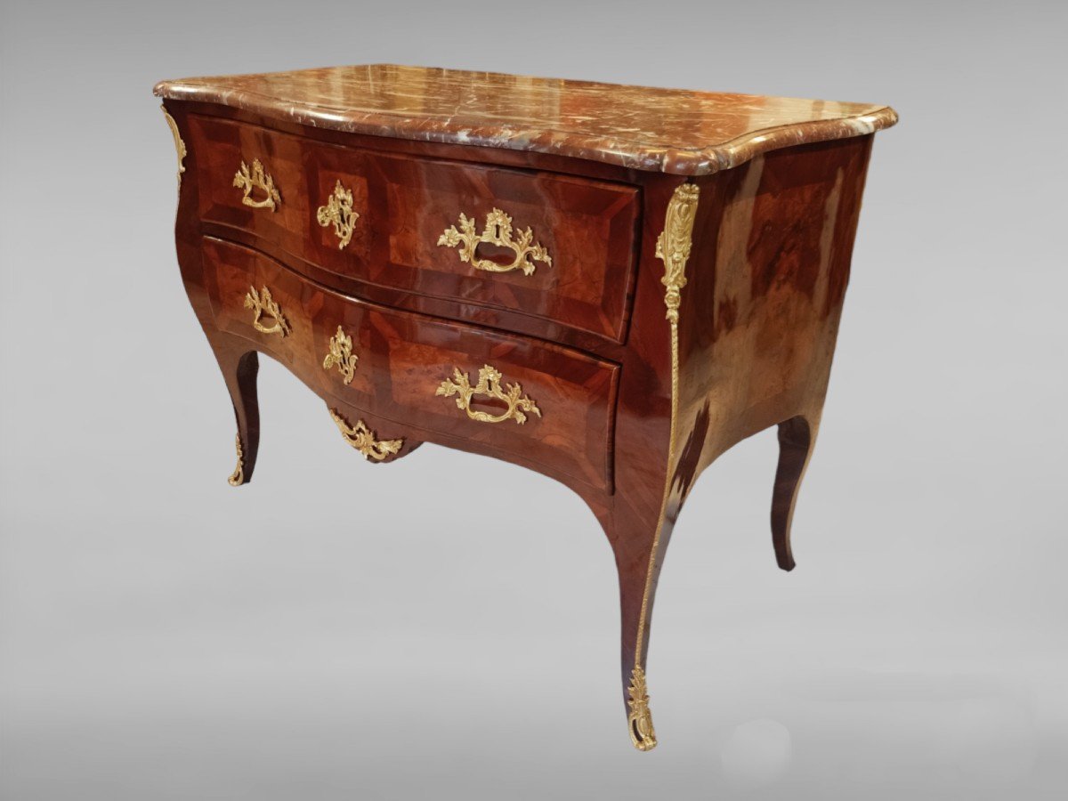 Commode Galbée Marquetée Ouvrant à Deux Tiroirs, Dessus De Marbre Rouge Royal.-photo-3