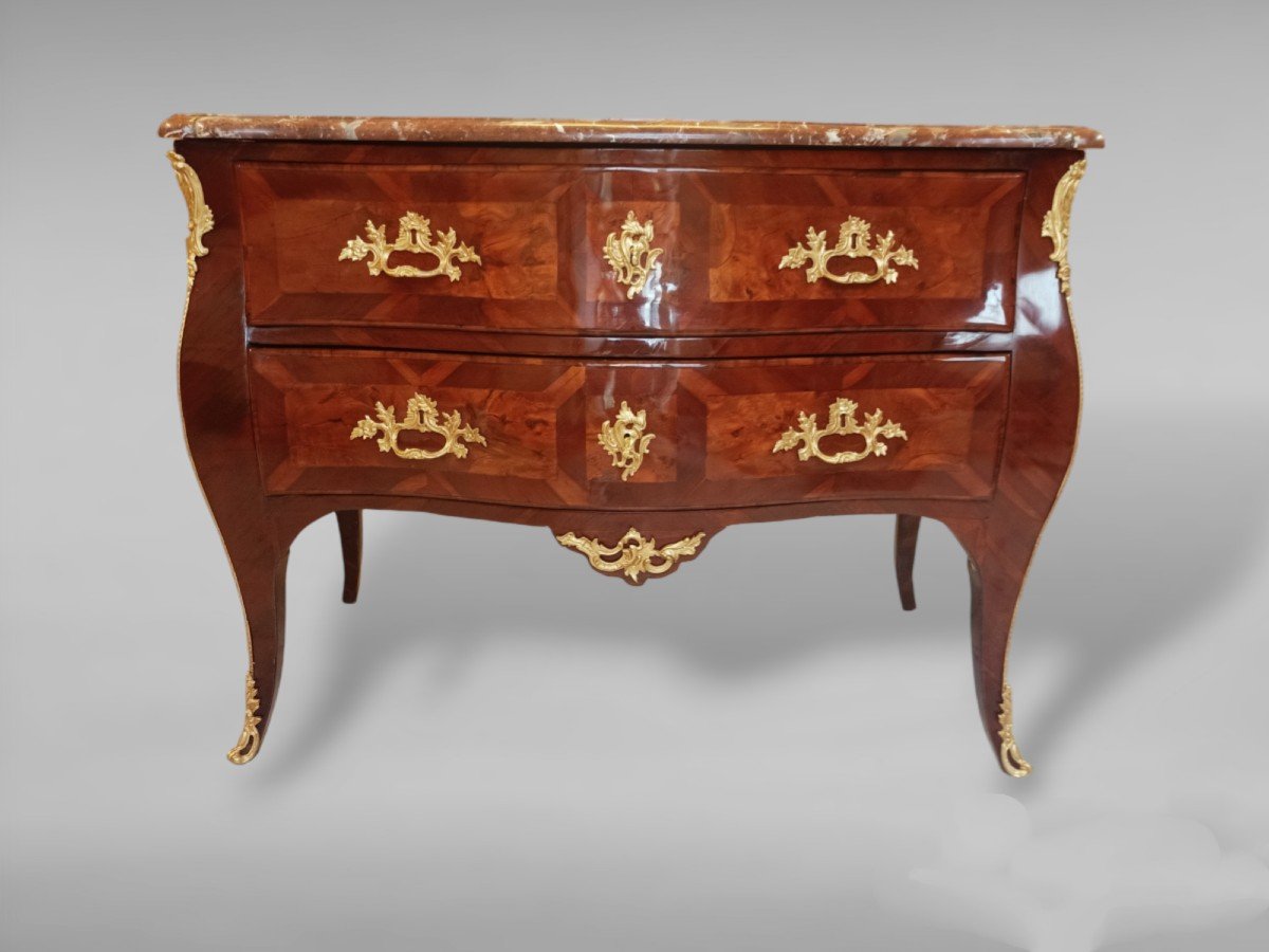 Commode Galbée Marquetée Ouvrant à Deux Tiroirs, Dessus De Marbre Rouge Royal.