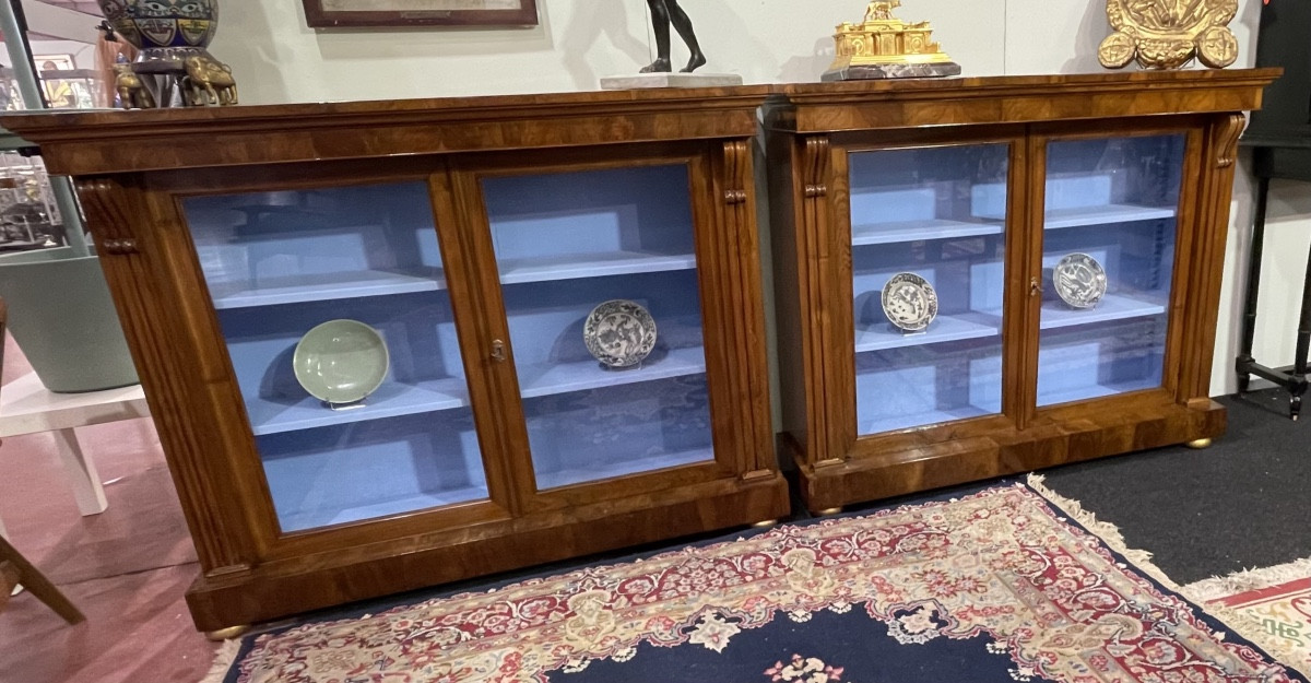 Paire de vitrines en noyer du XIXe siècle