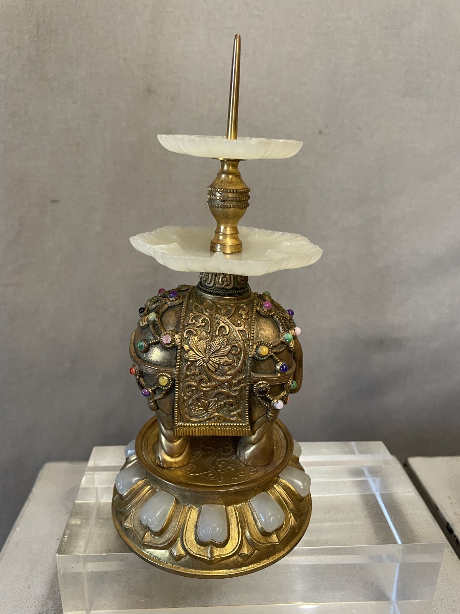 Paire de bougeoirs en bronze doré en forme d'éléphant, Chine, XXe siècle-photo-3