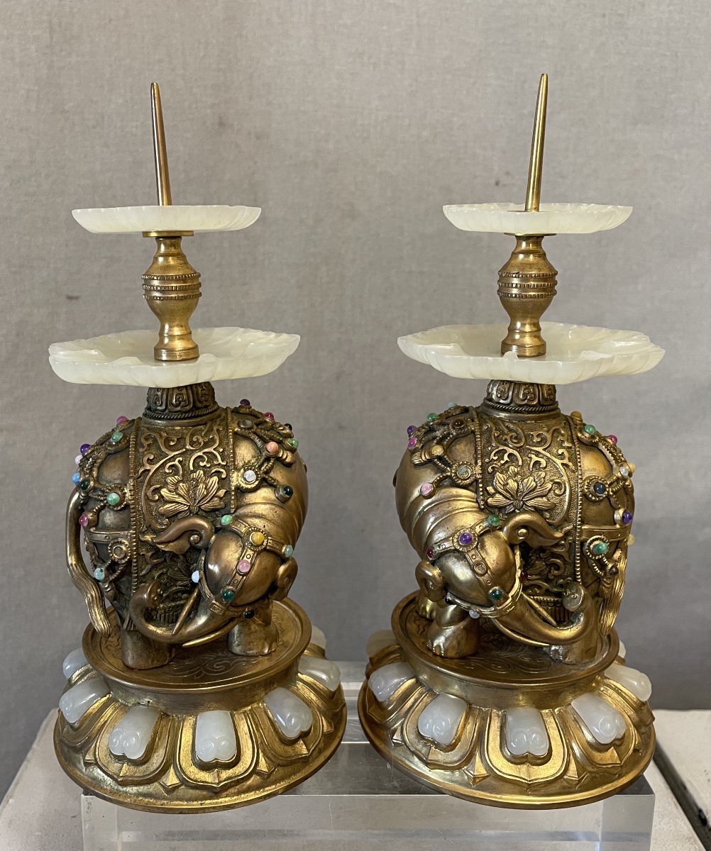 Paire de bougeoirs en bronze doré en forme d'éléphant, Chine, XXe siècle