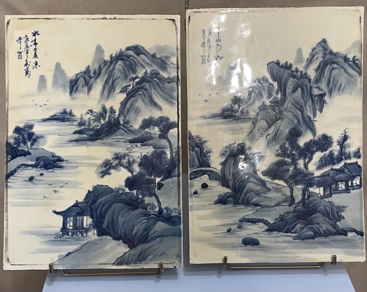 Paire de plaques blanches et bleues, Chine du XXe siècle