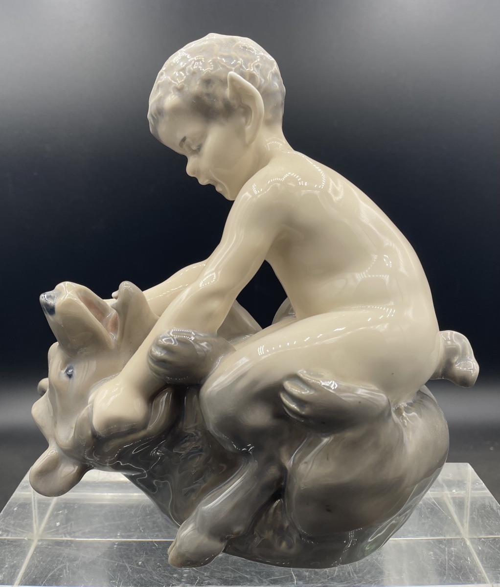 Faune à l'ours en porcelaine Royal Copenhagen, XXe siècle