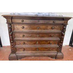 Grande commode en noyer, XVIIe siècle