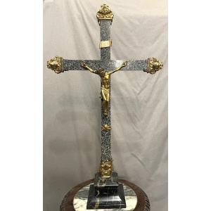 Croix processionnelle en marbre et bronze, XVIIe siècle