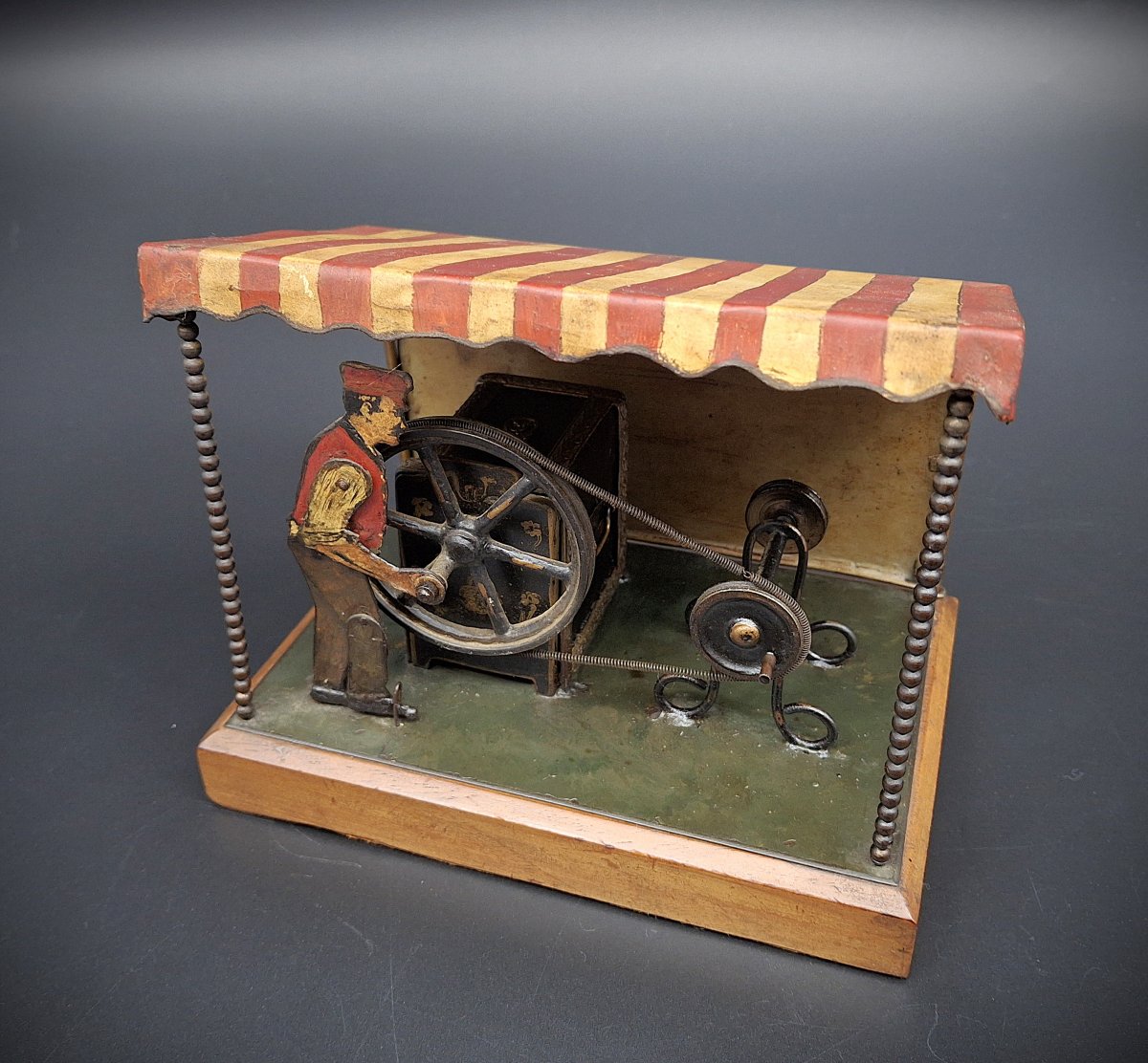 Rare jouet à vapeur mécanique avec automates et carillon, 1920-photo-2
