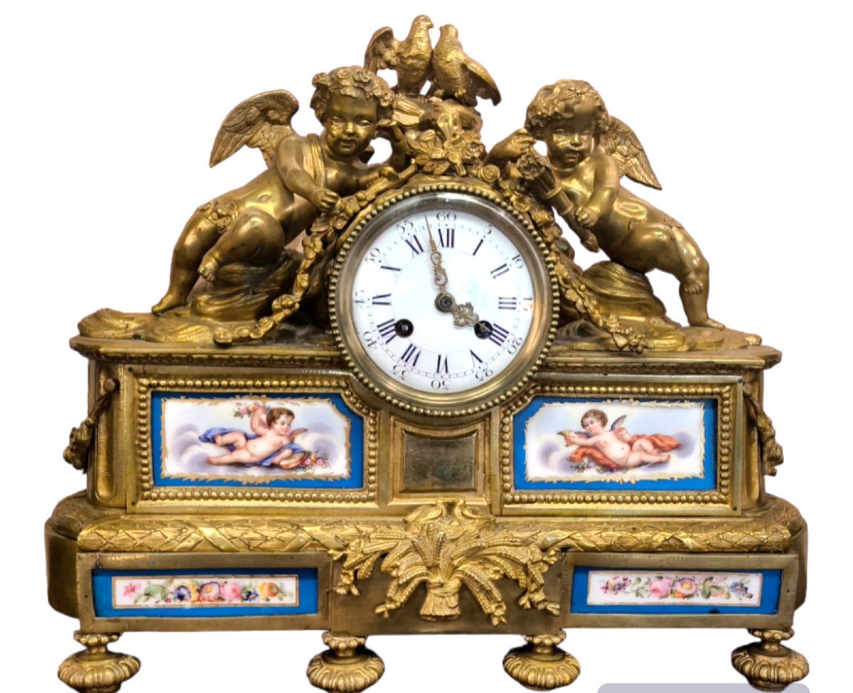  Pendule En Bronze Doré à Plaques De Porcelaine De Sèvres XIXème. Conditions Parfaites