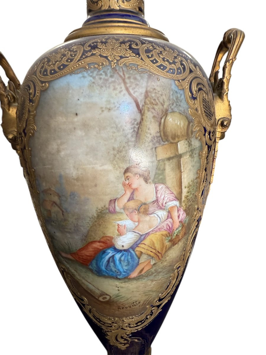 Paire de vases couverts en porcelaine de style Sèvres, France, fin XIXe siècle-photo-1