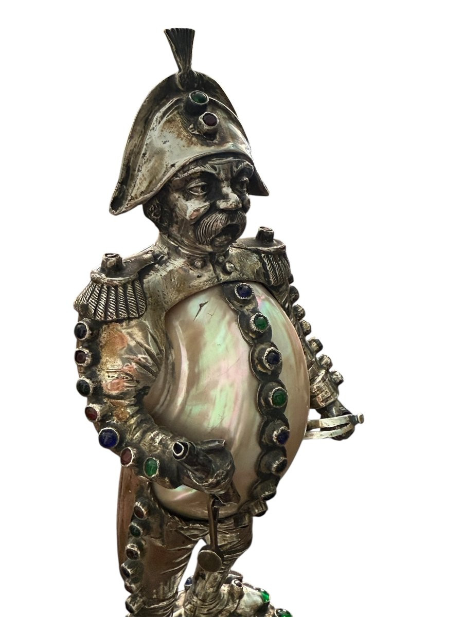 Sculpture de conversation en argent, nacre et pierres dures représentant un officier caricatura-photo-4