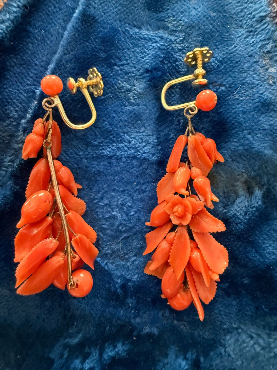 Broche florale et boucles d’oreilles en corail rouge, monture en or – Trapani, seconde moitié d-photo-1