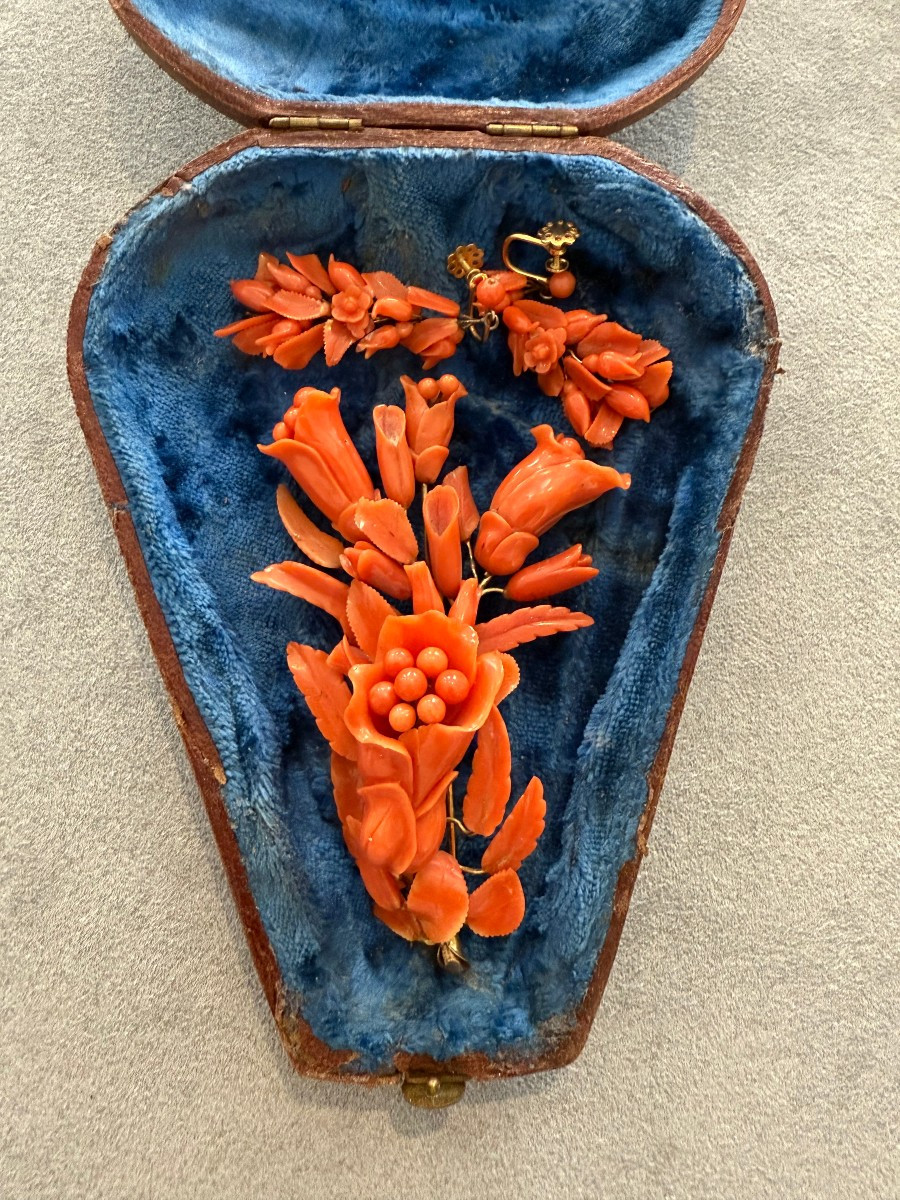 Broche florale et boucles d’oreilles en corail rouge, monture en or – Trapani, seconde moitié d