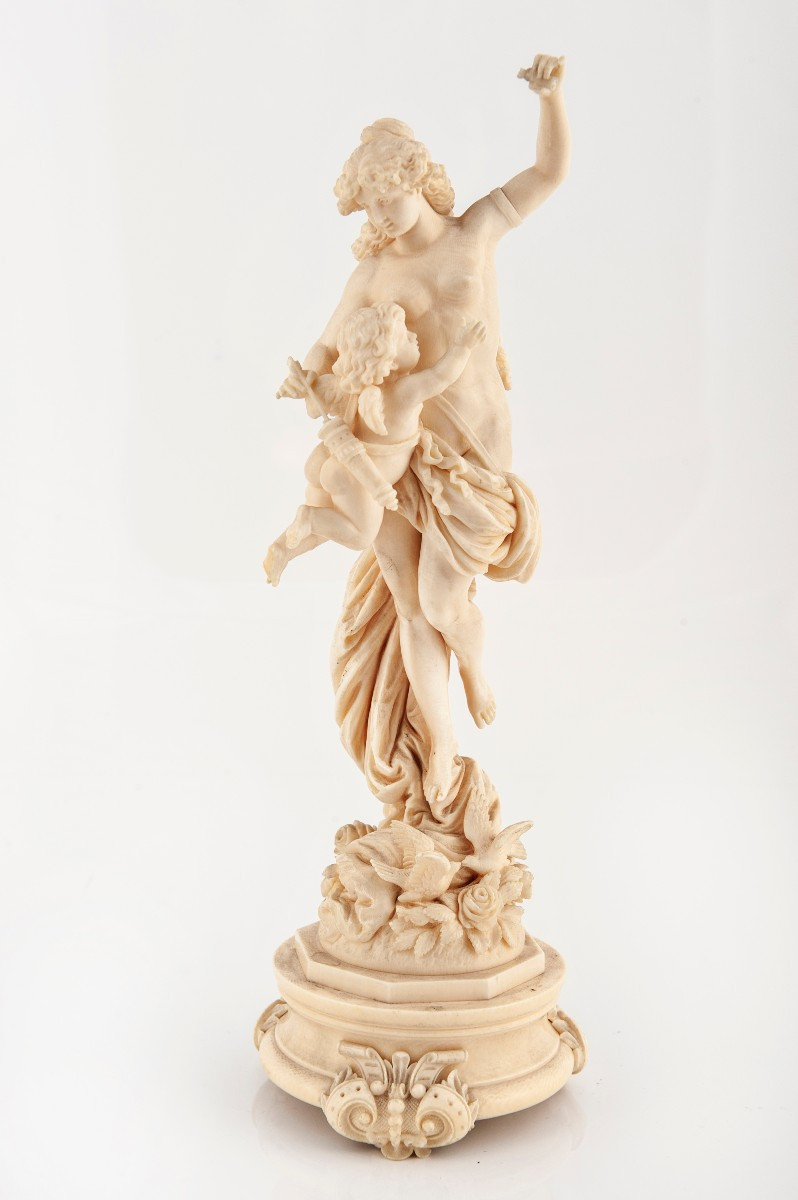 Sculpture en ivoire représentant une femme et un putto, France, fin XVIIIe – début XIXe siècle