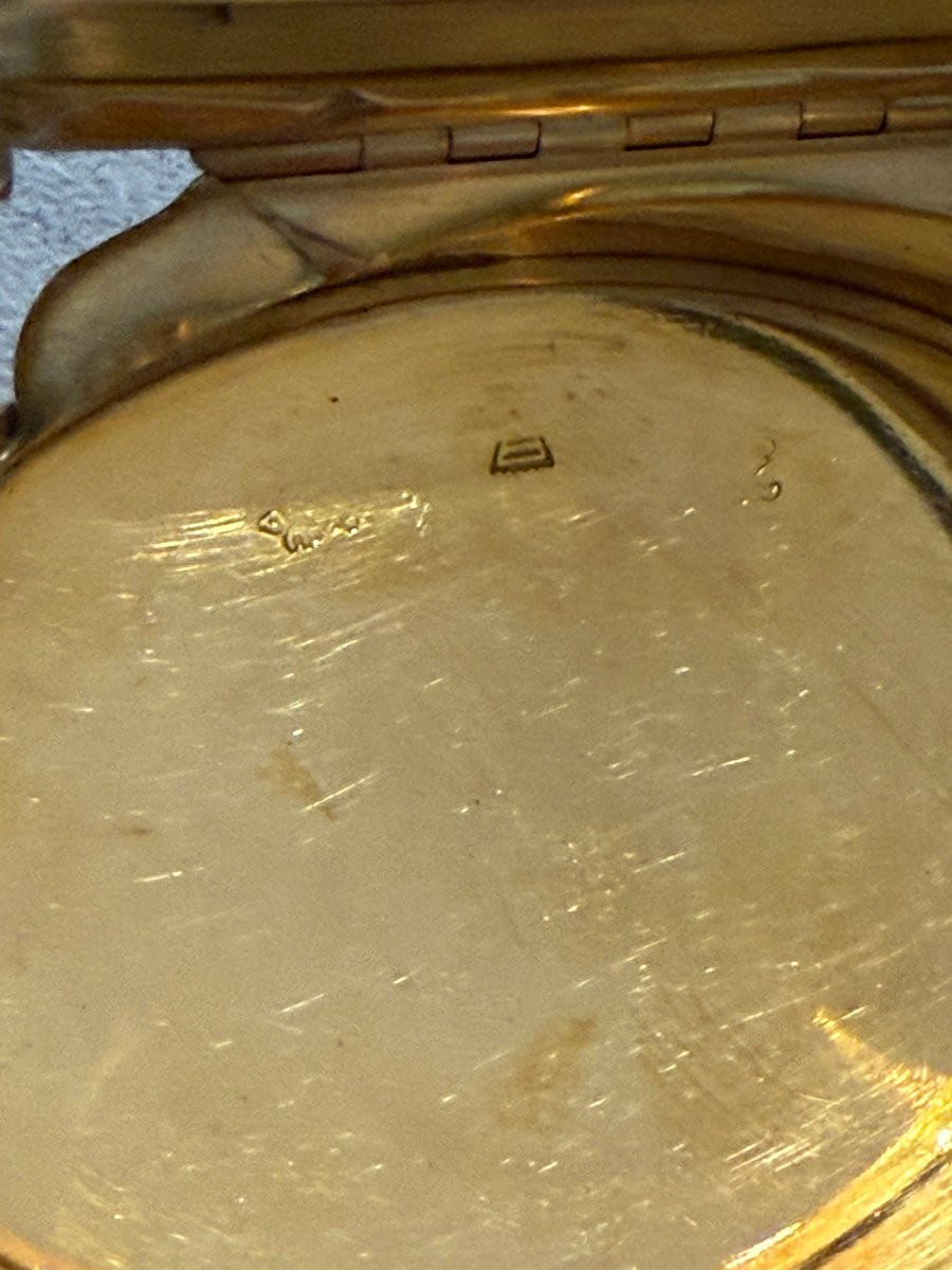 Tabatière française en or, émaux et miniatures signées “Comiot”-photo-1