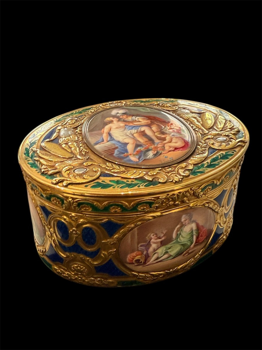 Tabatière française en or, émaux et miniatures signées “Comiot”