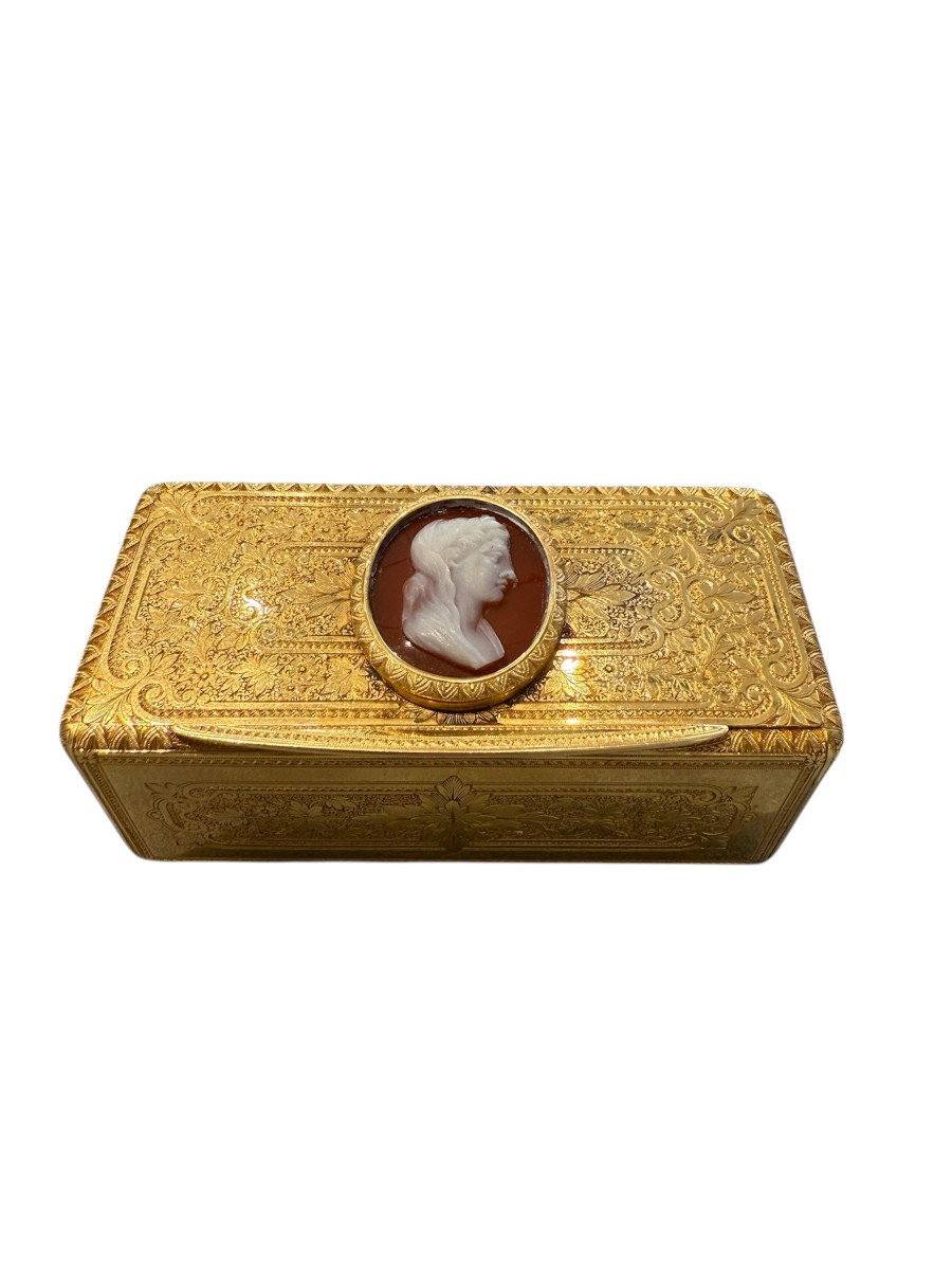 Gold Snuffbox With Cameo – France, C. 1780–1790