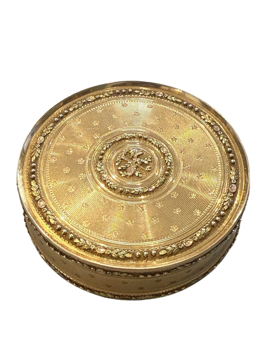 Round Three-colour Gold Snuffbox, Georges Antoine Crozet, Paris, 1781–1783-photo-2