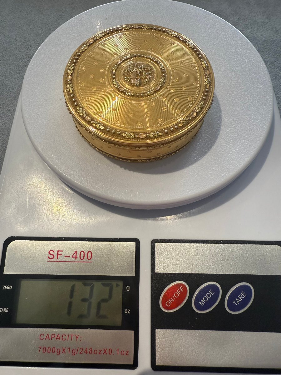 Round Three-colour Gold Snuffbox, Georges Antoine Crozet, Paris, 1781–1783-photo-3
