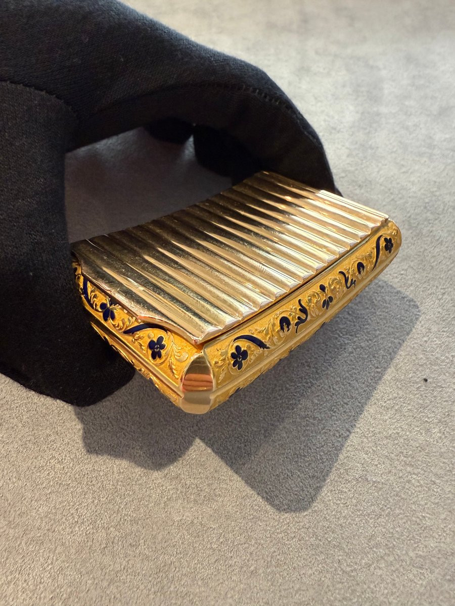 Tabatière de poche courbe en or et émaux, Paris, vers 1838–1850, maître orfèvre « AM »-photo-2
