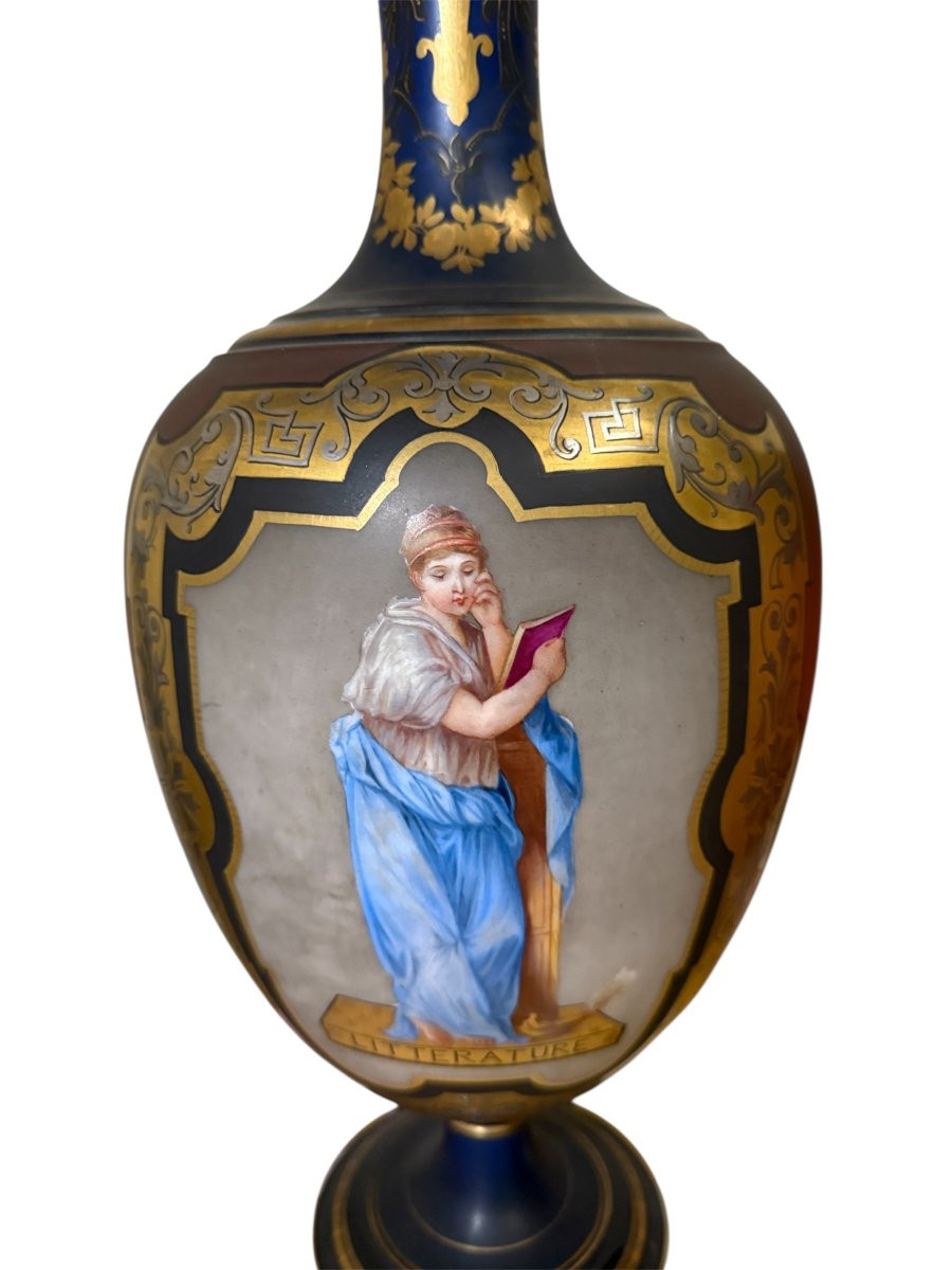 Paire de vases en porcelaine peinte et dorée, France, XIXe siècle-photo-4
