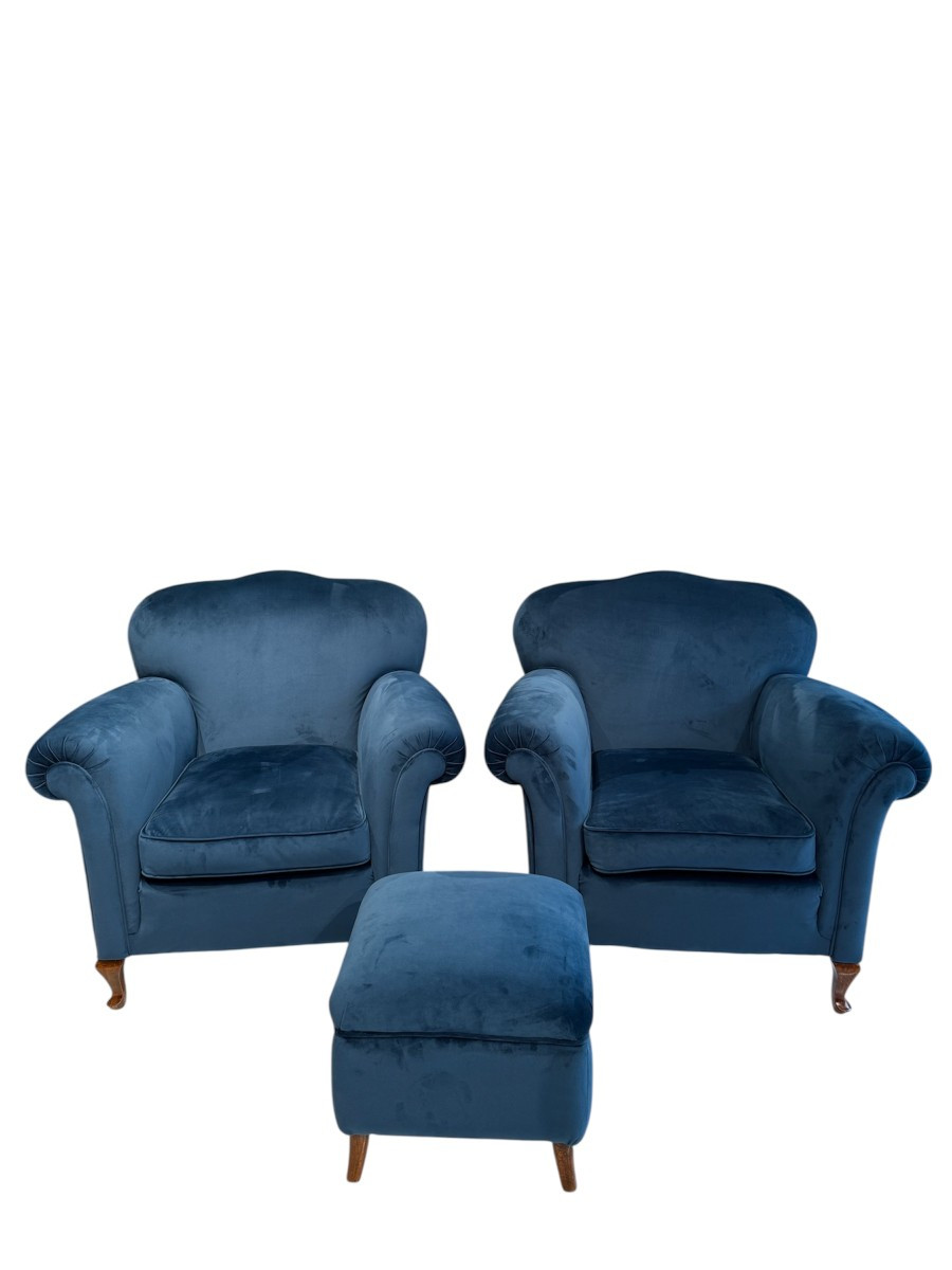 Paire de fauteuils avec pouf assorti en velours bleu changeant