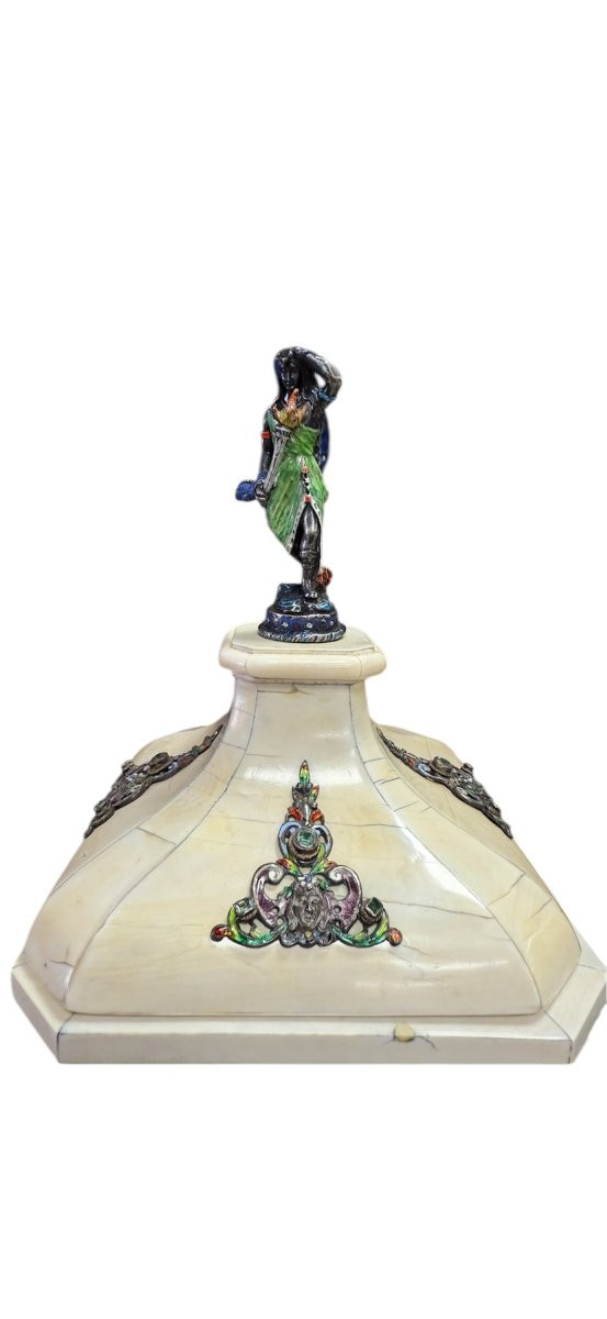 Paire de vases en ivoire et émaux polychromes, Vienne, XIXᵉ siècle-photo-1