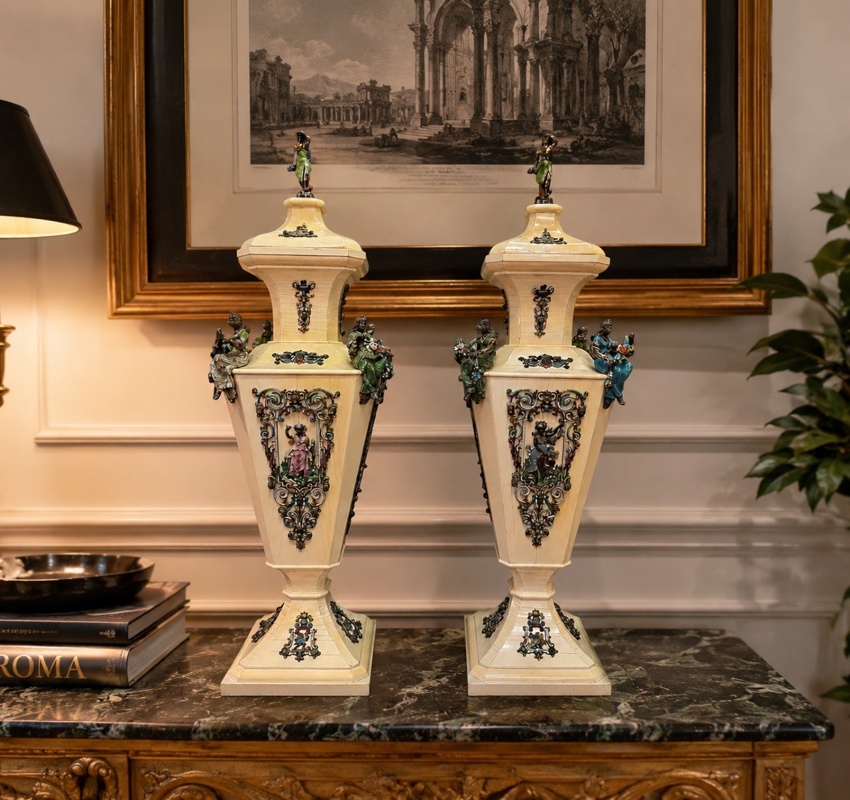 Paire de vases en ivoire et émaux polychromes, Vienne, XIXᵉ siècle