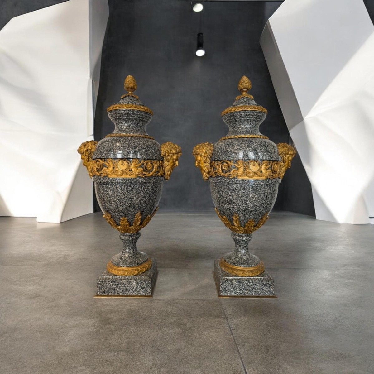 Paire De Vases Français En Porphyre Gris, Attribués à Pierre-philippe Thomire (1751-1843)