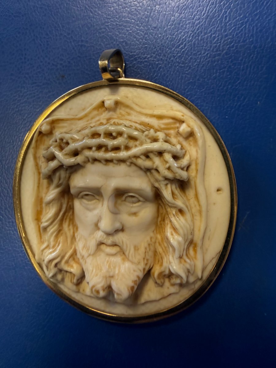 “ecce Homo” Devotional Pendant In Carved Ivory And 18-karat Gold -photo-2