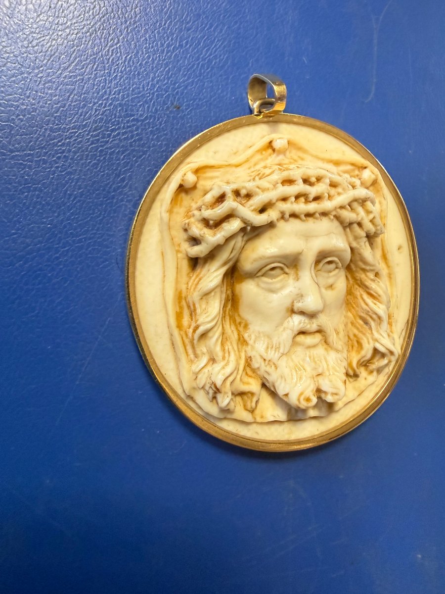 “ecce Homo” Devotional Pendant In Carved Ivory And 18-karat Gold -photo-3