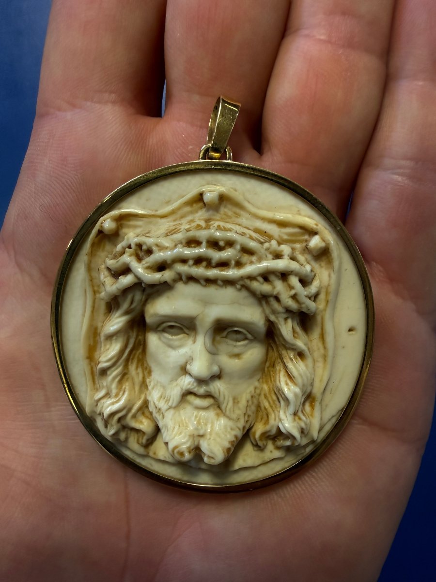 “ecce Homo” Devotional Pendant In Carved Ivory And 18-karat Gold -photo-2