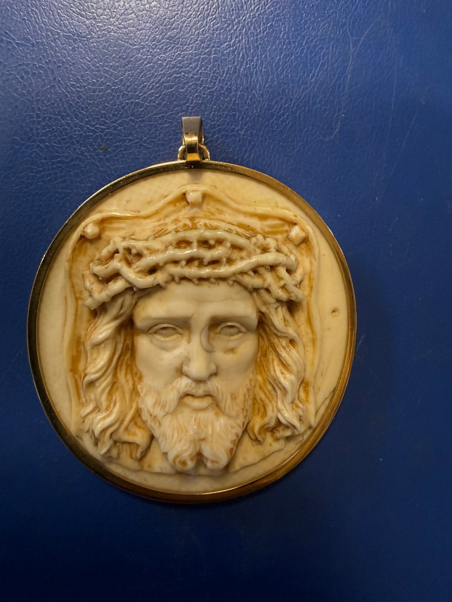 “ecce Homo” Devotional Pendant In Carved Ivory And 18-karat Gold 