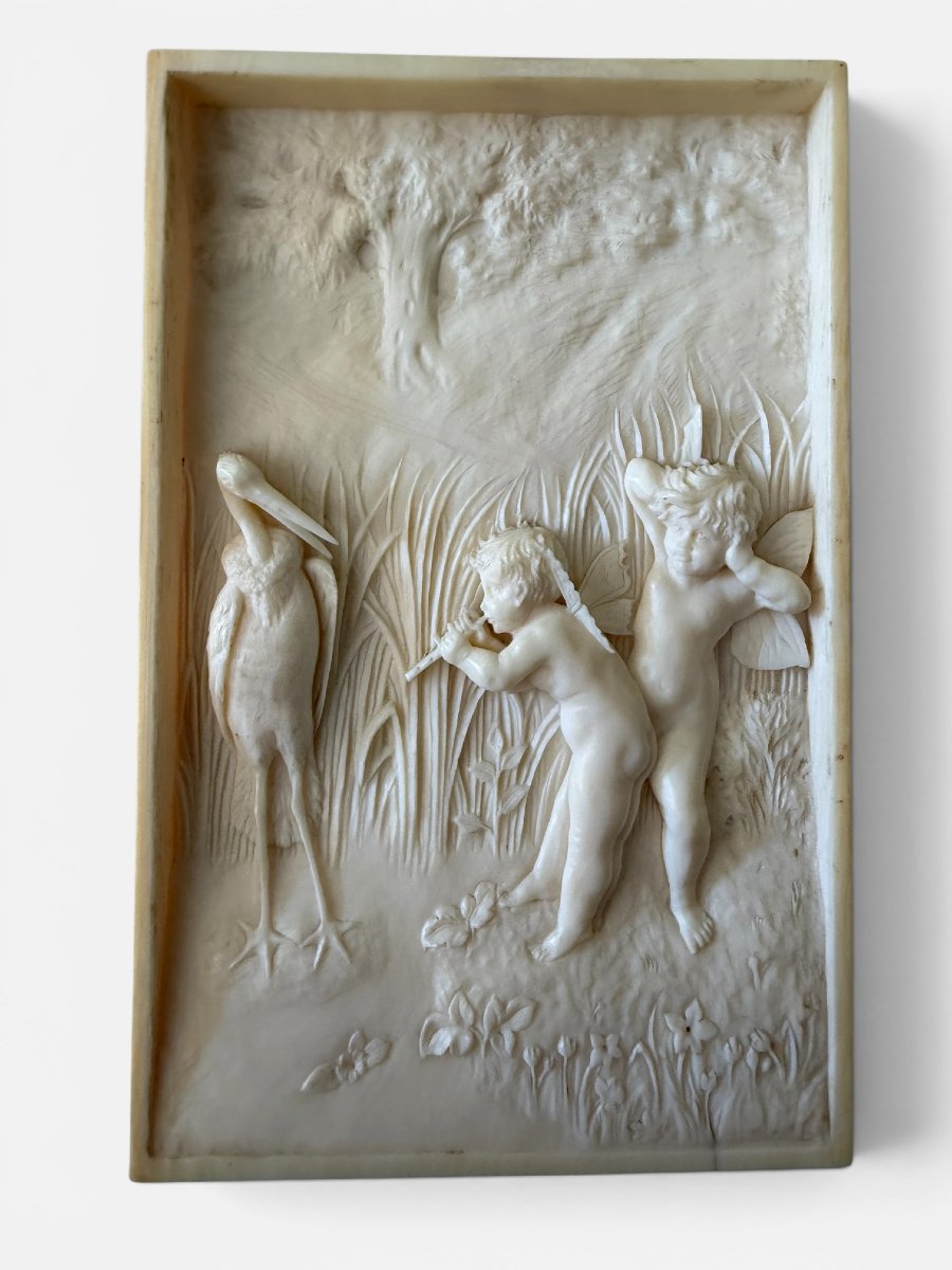 Plaque en ivoire sculpté aux putti ailés et au héron Allemagne, seconde moitié du XIXe siècle