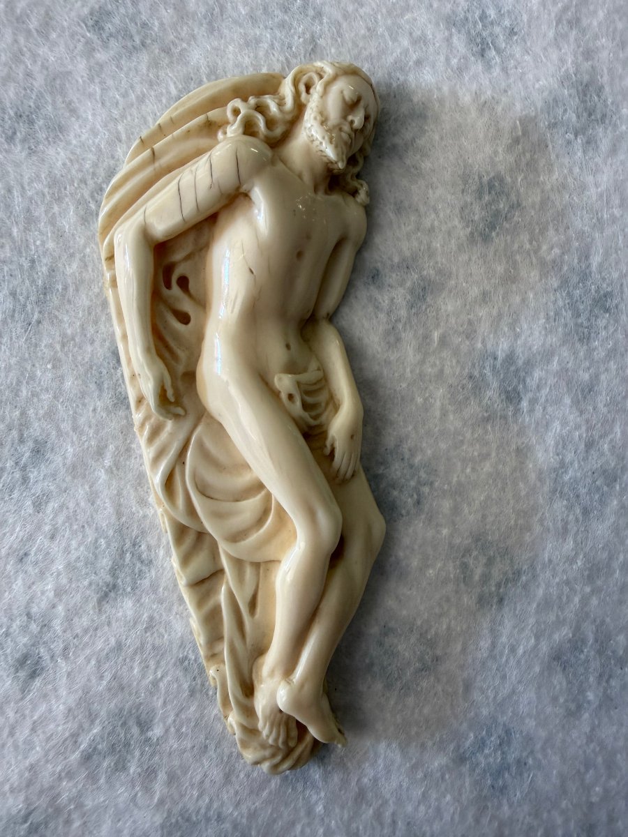 Christ mort en ivoire sculpté – Allemagne, fin XVIIIe – début XIXe siècle-photo-1