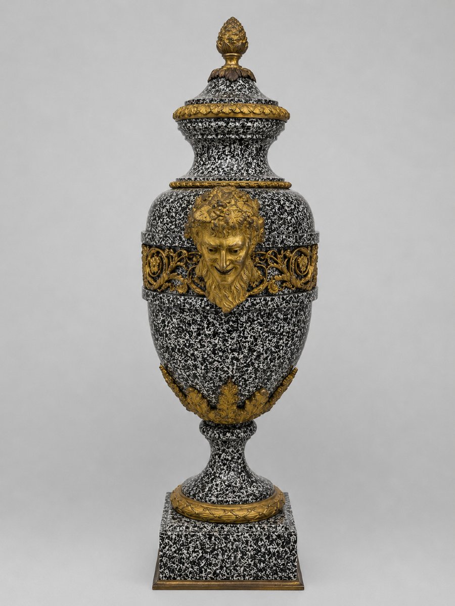 Paire de vases couverts en porphyre gris et bronzes dorés, attribués à Pierre-Philippe Thomire -photo-3